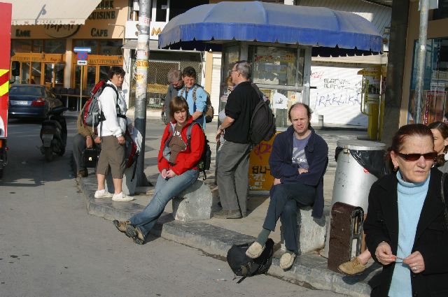 Kreta2007-0023 Wachten op de bus