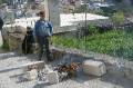 Kreta2007-0078 Voorbereidselen voor het Paasfeest: roosteren van een schaap