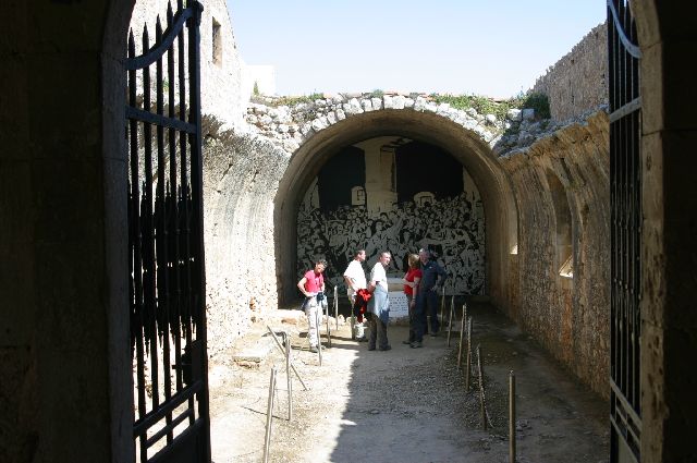 Kreta2007-0320 In dit kruitmagazijn verloren enkele honderden mensen het leven toen men het liet ontploffen bij de verovering van het klooster