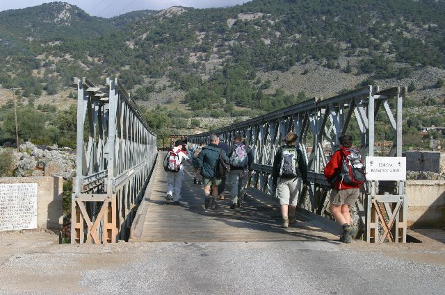 Kreta2007-0341 Aankomst bij de bailey-brug over de Aradenakloof