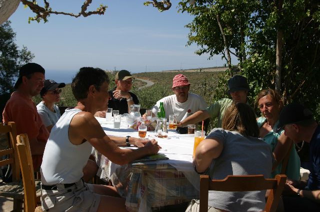 Kreta2007-0431 Te vroeg voor ons middagmaal?  Aperitieven natuurlijk!