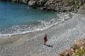 Kreta2007-0439 Eventjes luilekkeren op een strandje van Hora Sfakion