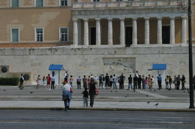 Kreta2007-0554 De Evzonen: wachters aan het Griekse parlementsgebouw